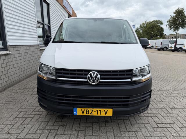 Volkswagen TRANSPORTER 2.0 TDI 150pk DSG automaat / L2H1 Comfortline / vaste prijs rijklaar € 16.950 ex btw / lease vanaf € 285 / euro 6 / bpm vrij / airco / cruise / navigatie / parkpilot / 2 x stoel met armsteun !