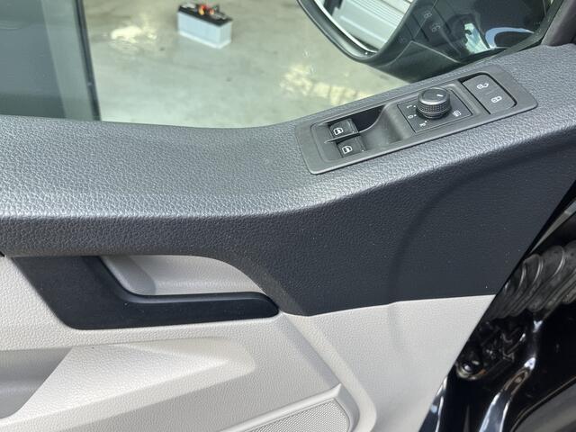 Volkswagen TRANSPORTER 2.0 TDI L2H1 DC 2x elektrische schuifdeur Leder Apple carplay Schuifdak Stoelverwarming Trekhaak Navigatiesysteem Sitebars Stuurwielbediening Parkeersensoren voor en achter Euro 6