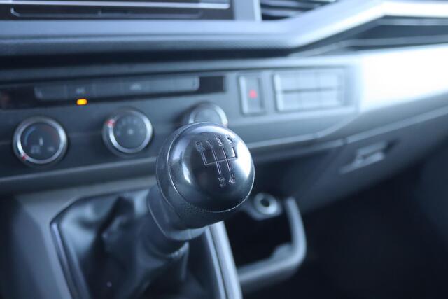 Volkswagen TRANSPORTER 2.0 TDI L2H1 110PK, App Connect, Cruise Control, Trekhaak, Airco,