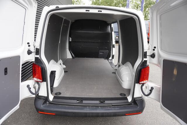 Volkswagen TRANSPORTER 150pk L2H1 Apple Carplay Parkeersensoren Navigatie Achterdeuren Cruise control 3-Zits