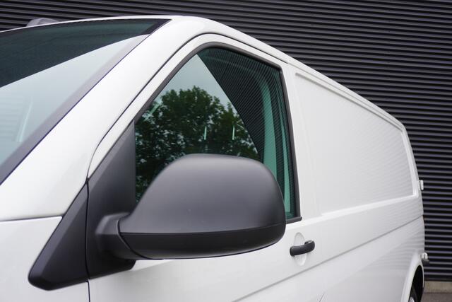 Volkswagen TRANSPORTER 150pk L2H1 Apple Carplay Parkeersensoren Navigatie Achterdeuren Cruise control 3-Zits