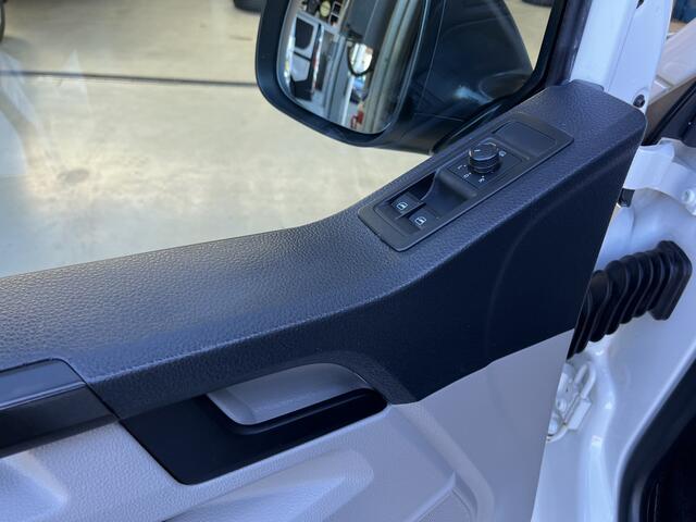 Volkswagen TRANSPORTER 2.0 TDI L2H1 DC 150pk BTW VRIJ!! 2x schuifdeur Airco Cruise controle Telefoonverbinding Trekhaak 2500kg trekgewicht Euro 6 DC 1e eigenaar Dealer onderhouden Ex overheid