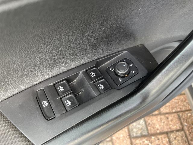 Volkswagen Taigo 1.0 TSI Life / FABRIEKSGARANTIE T/M 12-2026/ PARK. SENSOREN/ LED/ DIGITAL DASHBOARD/ APP CONNECT/ ADAPT. CRUISE/ NAVI/ AIRCO/ DAB/ 16" LMV