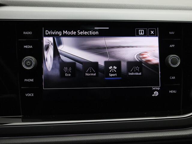 Volkswagen Taigo 1.0TSI/110PK R-Line DSG · Apple/Android Car Play · Stoelverwarming · Parkeersensoren