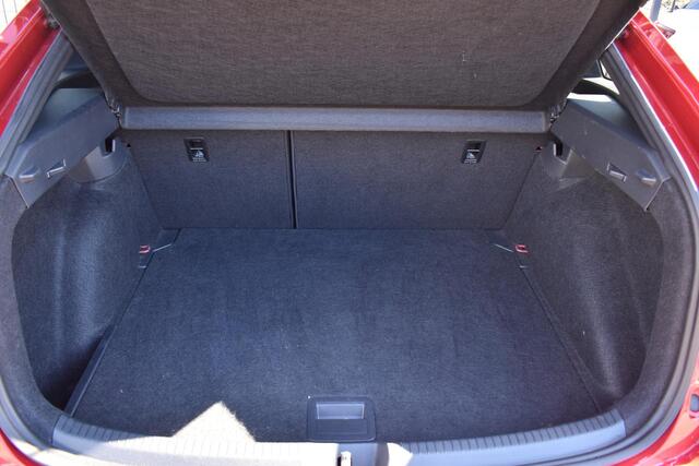 Volkswagen Taigo 1.0 TSI R-Line Business Automaat | 3X R-Line | IQ-Light | Trekhaak | BSM | Navi | Digitaal Dash | Stoelverwarming | 12 mnd BOVAG garantie | Whatsapp 06-53188999