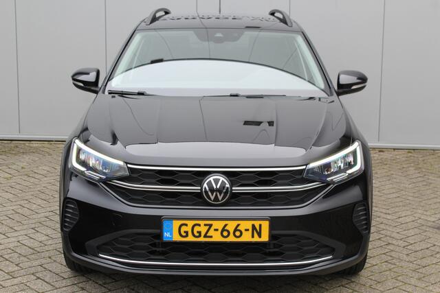 Volkswagen Taigo 1.0-96pk TSI Oranje Edition. Zeer nette en luxe hoogzitter, slechts 33.500km ! Airco, cruise cntrl adaptief, camera, pdc achter, trekhaak, LED verlichting, Apple Carplay/Android auto, bluetooth telefoonvoorb., digitaal dashboard etc.