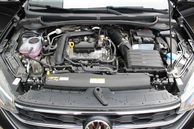 Volkswagen Taigo 1.0-96pk TSI Oranje Edition. Zeer nette en luxe hoogzitter, slechts 33.500km ! Airco, cruise cntrl adaptief, camera, pdc achter, trekhaak, LED verlichting, Apple Carplay/Android auto, bluetooth telefoonvoorb., digitaal dashboard etc.