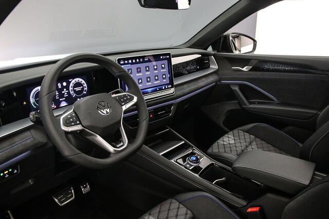 Volkswagen Tayron R-Line Edition 1.5 TSI eHybrid 272pk DSG Automaat Trekhaak, Panoramadak, Adaptive cruise control, Elektrische achterklep, Achteruitrijcamera