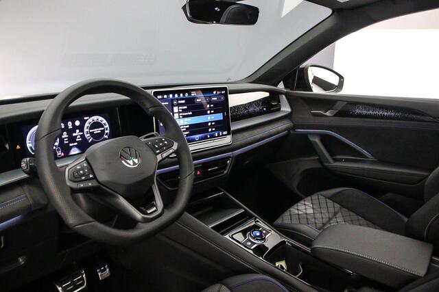Volkswagen Tayron R-Line Edition 1.5 TSI eHybrid 272pk DSG Automaat Trekhaak, Panoramadak, Black Style, Navigatie, Adaptive cruise control, 360 camera, Achteruitrijcamera