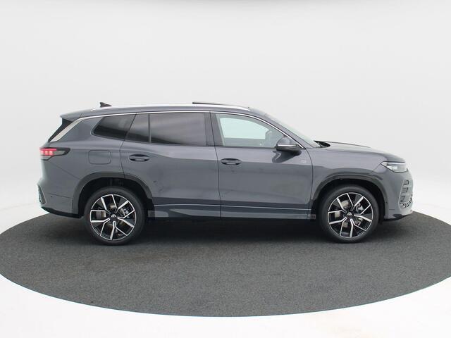 Volkswagen Tayron 1.5 eHybrid 272 Pk Automaat R-Line Edition | Panoramadak | Trekhaak | 20 Inch | Camera | Stuur- en Stoelverwarming | Full LED