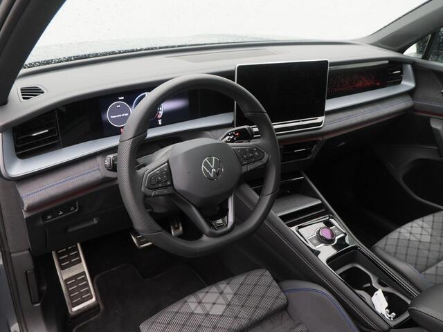 Volkswagen Tayron 1.5 eHybrid 204 Pk Automaat R-Line | Black Style | Trekhaak | Panorama dak | Stoel/Stuur Verwarming | Adaptive Cruise | Camera | 20 Inch | 27.176 Km !!