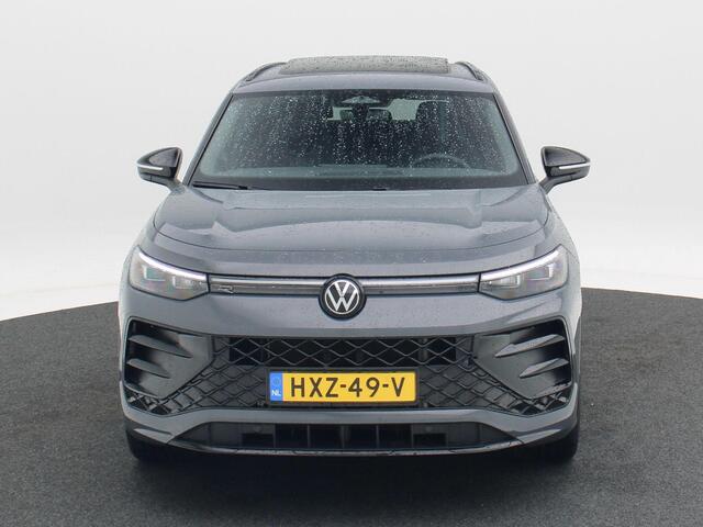 Volkswagen Tayron 1.5 eHybrid 204 Pk Automaat R-Line | Black Style | Trekhaak | Panorama dak | Stoel/Stuur Verwarming | Adaptive Cruise | Camera | 20 Inch | 27.176 Km !!