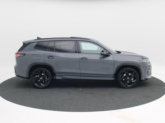 Volkswagen Tayron 1.5 eHybrid 204 Pk Automaat R-Line | Black Style | Trekhaak | Panorama dak | Stoel/Stuur Verwarming | Adaptive Cruise | Camera | 20 Inch | 27.176 Km !!