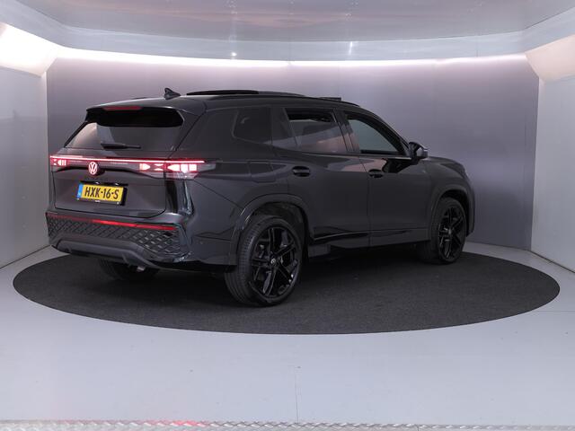 Volkswagen Tayron 1.5 eHybrid R-Line Edition 272 pk Automaat (DSG) | Verlengde garantie | Navigatie | Panoramadak | Trekhaak (wegklapbaar) | Rondomzicht camera | Lederen bekleding | Stoelverwarming v/a | R-Line |