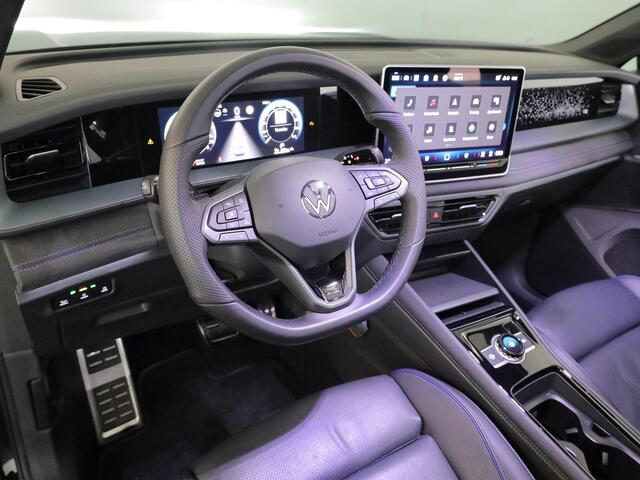 Volkswagen Tayron 1.5 eHybrid R-Line Edition 272 pk Automaat (DSG) | Verlengde garantie | Navigatie | Panoramadak | Trekhaak (wegklapbaar) | Rondomzicht camera | Lederen bekleding | Stoelverwarming v/a | R-Line |