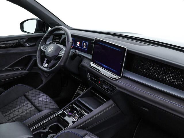 Volkswagen Tayron 1.5 eHybrid 204pk DSG R-Line Edition · SOH 100% · Panoramadak · 360 Camera · Inklap. Trekhaak · Matrix LED · Stuur- & Stoelverwarming + Massage · Garantie t/m 09-07-2029 of 100.000km