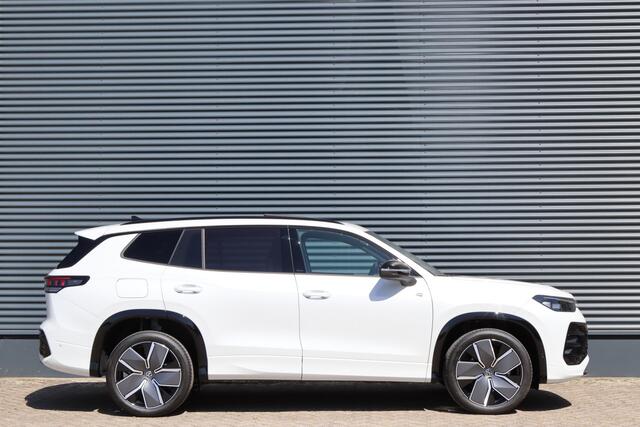 Volkswagen Tayron 1.5 eHybrid 272PK R-Line Black Style IQ.Light/Pano/Keyless/Camera/DCC/ACC/ Dodehoek/20"/Trekhaak wegkl.