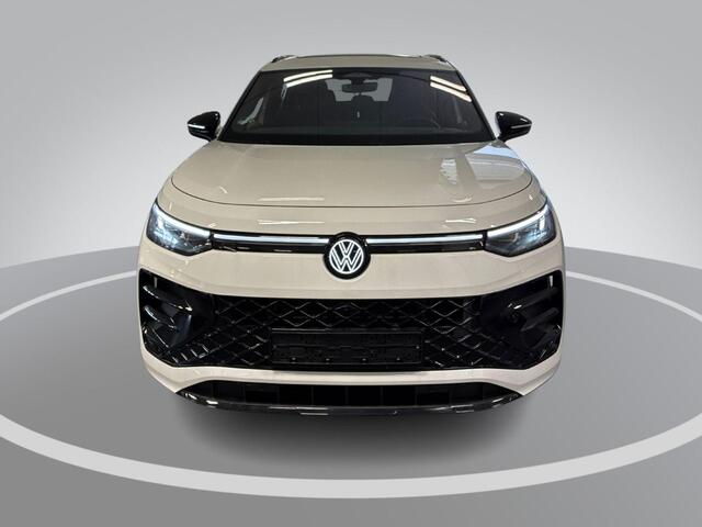 Volkswagen Tayron 1.5 eHybrid 272pk DSG R-Line Edition · Panoramadak · Inklap. Trekhaak · Harman Kardon · 360 Camera · Leder Varenna · Elek. Stoelen + Geheugen & Massage · Achterbank verwarmd · Garantie t/m 02-06-2030 of 100.000km