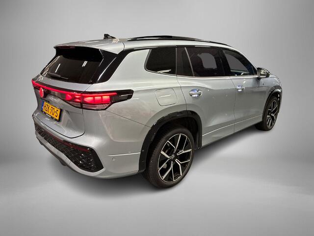Volkswagen Tayron 1.5 204pk DSG eHybrid R-Line Edition · Panoramadak · 360 Camera · Inklap. Trekhaak · Matrix LED · Dodehoeksensor · Keyless · Garantie t/m 04-08-2029 of 100.000km