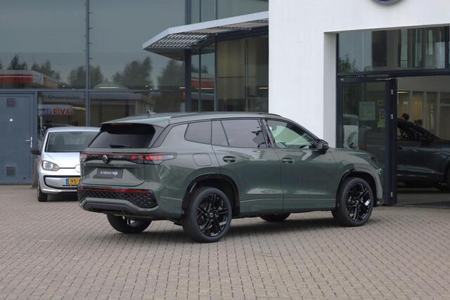 Volkswagen Tayron 1.5 eHybrid R-Line Edition 272PK / 200kW DSG, Comfort pakket plus (verwarmbare voorstoelen, verwarmbare achterbank, verwarmbare voorruit), LED Matrix (IQ.Lights), panoramadak, Harman Kardon geluidssysteem, Black Style pakket, draadloos Apple Carplay & Android Auto, DAB+, elektrische achterklep (Easy Open & Close), parkeerassistent (Park Assist Pro), 3-zone climatronic, adaptief onderstel (DCC), dodehoekdetectie (Side Assist), adaptieve cruise control (ACC), ErgoActive voorstoelen met massage- en geheugenfunctie, elektrisch verstel-, verwarm- en inklapbare buitenspiegels, lederen 'Varenna' bekleding, 20" 'York' LMV etc.