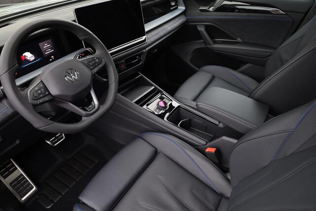 Volkswagen Tayron 1.5 eHybrid R-Line Edition 272PK / 200kW DSG, Comfort pakket plus (verwarmbare voorstoelen, verwarmbare achterbank, verwarmbare voorruit), LED Matrix (IQ.Lights), panoramadak, Harman Kardon geluidssysteem, Black Style pakket, draadloos Apple Carplay & Android Auto, DAB+, elektrische achterklep (Easy Open & Close), parkeerassistent (Park Assist Pro), 3-zone climatronic, adaptief onderstel (DCC), dodehoekdetectie (Side Assist), adaptieve cruise control (ACC), ErgoActive voorstoelen met massage- en geheugenfunctie, elektrisch verstel-, verwarm- en inklapbare buitenspiegels, lederen 'Varenna' bekleding, 20" 'York' LMV etc.