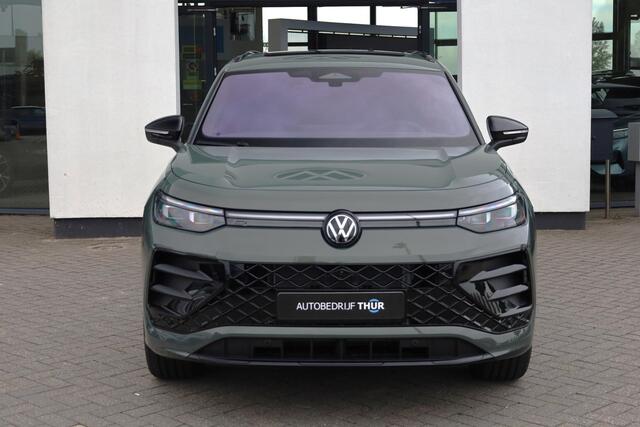 Volkswagen Tayron 1.5 eHybrid R-Line Edition 272PK / 200kW DSG, Comfort pakket plus (verwarmbare voorstoelen, verwarmbare achterbank, verwarmbare voorruit), LED Matrix (IQ.Lights), panoramadak, Harman Kardon geluidssysteem, Black Style pakket, draadloos Apple Carplay & Android Auto, DAB+, elektrische achterklep (Easy Open & Close), parkeerassistent (Park Assist Pro), 3-zone climatronic, adaptief onderstel (DCC), dodehoekdetectie (Side Assist), adaptieve cruise control (ACC), ErgoActive voorstoelen met massage- en geheugenfunctie, elektrisch verstel-, verwarm- en inklapbare buitenspiegels, lederen 'Varenna' bekleding, 20" 'York' LMV etc.