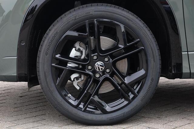 Volkswagen Tayron 1.5 eHybrid R-Line Edition 272PK / 200kW DSG, Comfort pakket plus (verwarmbare voorstoelen, verwarmbare achterbank, verwarmbare voorruit), LED Matrix (IQ.Lights), panoramadak, Harman Kardon geluidssysteem, Black Style pakket, draadloos Apple Carplay & Android Auto, DAB+, elektrische achterklep (Easy Open & Close), parkeerassistent (Park Assist Pro), 3-zone climatronic, adaptief onderstel (DCC), dodehoekdetectie (Side Assist), adaptieve cruise control (ACC), ErgoActive voorstoelen met massage- en geheugenfunctie, elektrisch verstel-, verwarm- en inklapbare buitenspiegels, lederen 'Varenna' bekleding, 20" 'York' LMV etc.