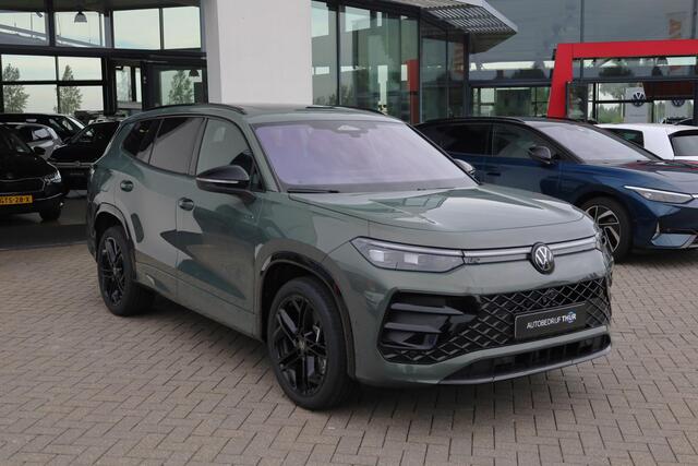 Volkswagen Tayron 1.5 eHybrid R-Line Edition 272PK / 200kW DSG, Comfort pakket plus (verwarmbare voorstoelen, verwarmbare achterbank, verwarmbare voorruit), LED Matrix (IQ.Lights), panoramadak, Harman Kardon geluidssysteem, Black Style pakket, draadloos Apple Carplay & Android Auto, DAB+, elektrische achterklep (Easy Open & Close), parkeerassistent (Park Assist Pro), 3-zone climatronic, adaptief onderstel (DCC), dodehoekdetectie (Side Assist), adaptieve cruise control (ACC), ErgoActive voorstoelen met massage- en geheugenfunctie, elektrisch verstel-, verwarm- en inklapbare buitenspiegels, lederen 'Varenna' bekleding, 20" 'York' LMV etc.