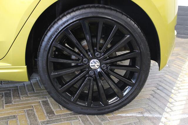 Volkswagen UP! 1.0 R-Line | Incl. 12 maanden garantie | Cruise control | Climate control | Bluetooth | 1ste eigenaar | Multifunctioneel stuurwiel | Parkeercamera | Parkeersensoren |