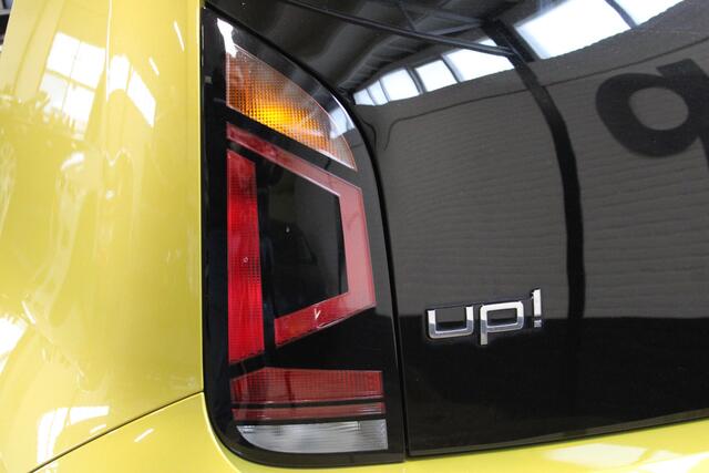 Volkswagen UP! 1.0 R-Line | Incl. 12 maanden garantie | Cruise control | Climate control | Bluetooth | 1ste eigenaar | Multifunctioneel stuurwiel | Parkeercamera | Parkeersensoren |