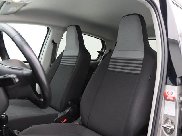 Volkswagen UP! 1.0 R-Line | Cruise Control | Climate Control | Bluetooth | Lane Assist | Privacy Glass | 17 Inch | 99.812 Km!!