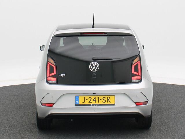 Volkswagen UP! 1.0 R-Line | Cruise Control | Climate Control | Bluetooth | Lane Assist | Privacy Glass | 17 Inch | 99.812 Km!!