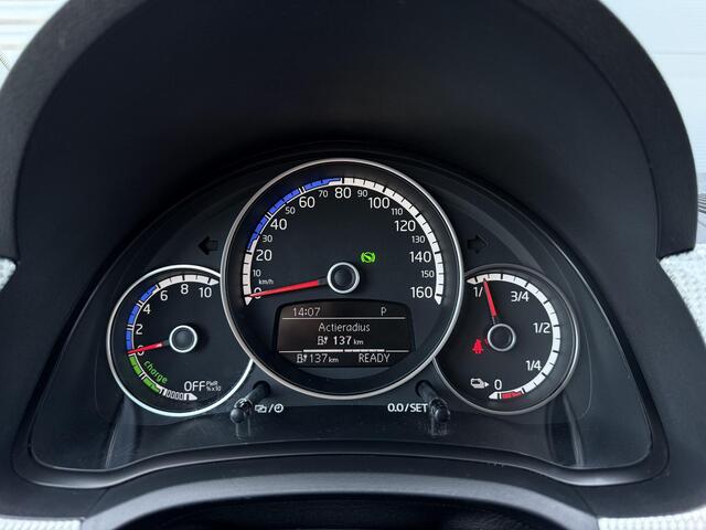 Volkswagen UP! e-Up! e-up! SOH 86.4% ?Camera ?Bluetooth ?Stoelverwarming ?Climate ?Cruise ?Parkeersensoren ?Sfeerverlichting ?Lichtmetaal