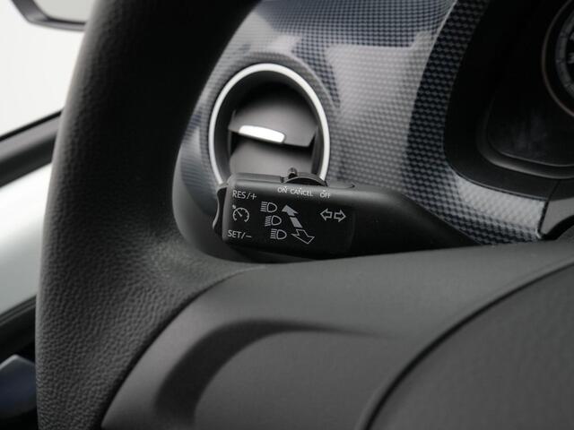 Volkswagen UP! 1.0 65 pk | Achteruitrijcamera | LED dagrijverlichting | Parkeersensoren achter | Cruise Control | Climatronic