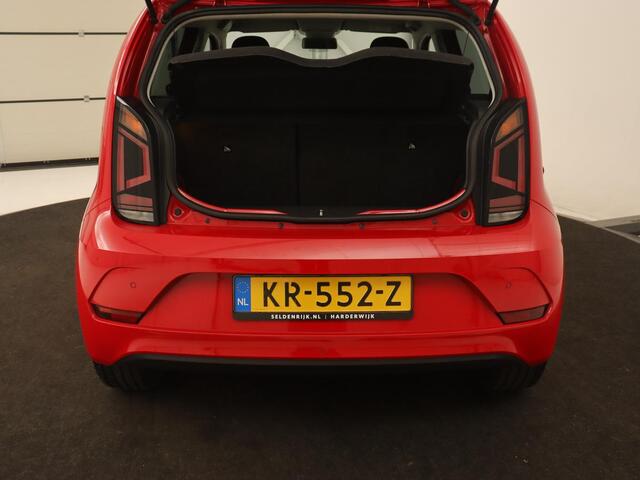 Volkswagen UP! 1.0 High Up! | Stoelverwarming | Climate control | Cruise control | Parkeerhulp | 16'' Lichtmetalen velgen | Bluetooth