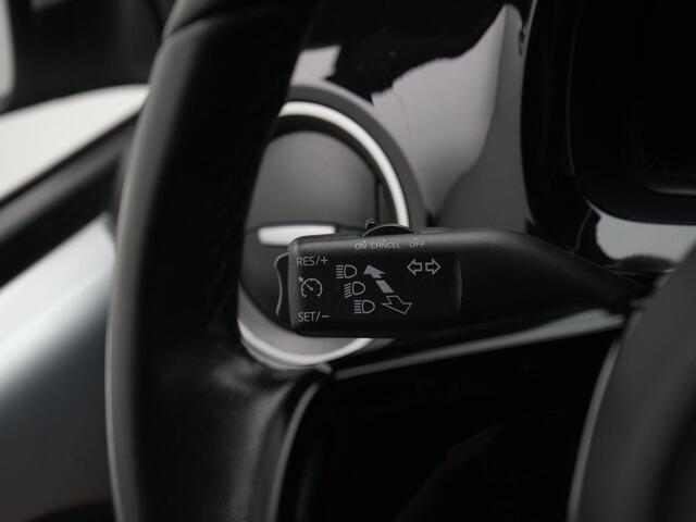 Volkswagen UP! 1.0 65 pk High Up! BlueMotion | Navigatie | Parkeersensoren achter | Cruise Control