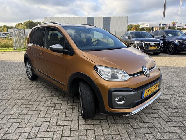 Volkswagen UP! 1.0 BMT Cross up! Cruise Control Climate Control PDC DAB Achteruitrijcamera Lichtmetalen velgen Stoelverwarming