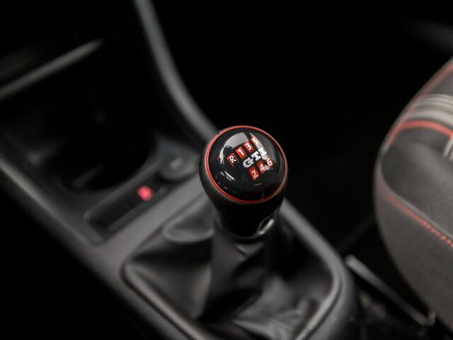 Volkswagen UP! 1.0 TSI GTI (STOELVERWARMING, BLUETOOTH, SFEERVERLICHTING, GETINT GLAS, SPORTSTOELEN, LM VELGEN, STUURWIEL MULTIFUNCTIONEEL, NIEUWE APK, NIEUWSTAAT)