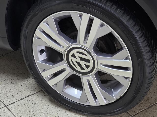 Volkswagen UP! 1.0 TSI BMT Cross UP!/ 90pk!/ Facelift/ Stoelverw./ 16'' LMV/ Maps + More/ LED Dagrijverl./ Cruise!/ Bluetooth/ PDC/ Extra getint glas/ Multi. LEDER. Stuur/ Airco/ C.V. Afstand/ Elek. pakket/ Dakrails.