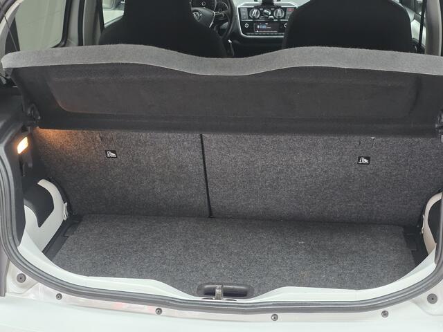 Volkswagen UP! 1.0 TSI BMT Cross UP!/ 90pk!/ Facelift/ Stoelverw./ 16'' LMV/ Maps + More/ LED Dagrijverl./ Cruise!/ Bluetooth/ PDC/ Extra getint glas/ Multi. LEDER. Stuur/ Airco/ C.V. Afstand/ Elek. pakket/ Dakrails.