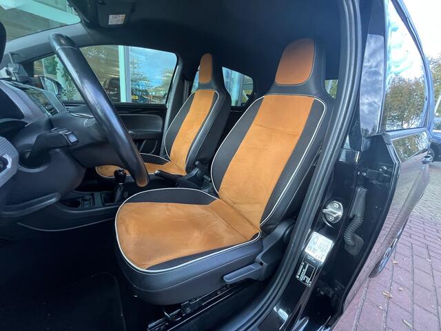 Volkswagen UP! 1.0 BMT high up! / Stoelverwarming / 15 Inch / Alcantara / Cruise control / Camera / Parkeersensoren Achter / Getint glas