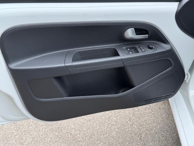 Volkswagen UP! 1.0 Active 5-deurs | Lichtmetalen velgen | Mistlampen | Extra getint glas | Leder stuurwiel | Stoelverwarming | Bluetooth | Rijklaar incl. garantie