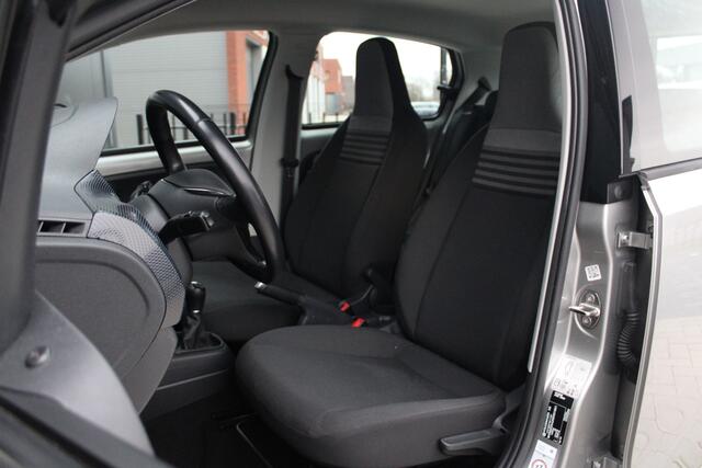 Volkswagen UP! 1.0 - Airco Auto - Camera - Stoelverwarming - Cruise - Bluetooth - PDC - Rijklaar