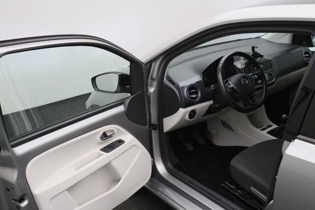 Volkswagen UP! 1.0 BMT move up! 2017 NAP | Camera | Cruise control | Bluetooth | Climate control | Dealer onderhouden | 2 Sleutels | Lichtsensor | Parkeersensoren