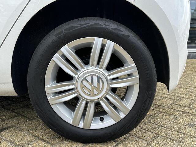 Volkswagen UP! 1.0 BMT high up! NL AUTO | Zeer Nette Staat | 2e Eigenaar | Luxe Stoelen | Stoelverwarming | Cruise Control | Climate Control | 5 Deurs | Lichtmetalen Velgen | Armsteun | APK tot 25-03-2027 | DAB |