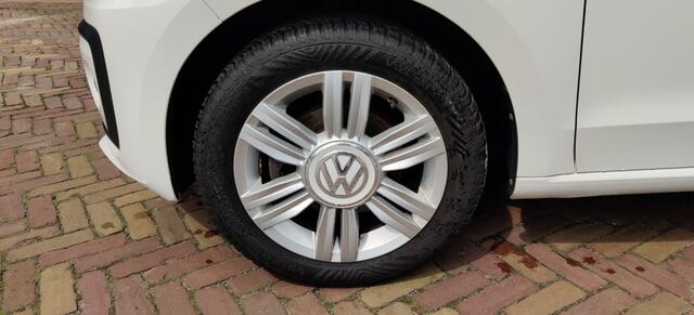 Volkswagen UP! 1.0 High Line 5 deurs , ECC , PDC achter
