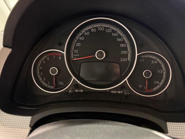 Volkswagen UP! 1.0 BMT high up! (Facelift) , Cruise control , Parkeersensor, Navi via APP, Lichtmetalen velgen, Telefoon integratie , Nieuwe APK , etc. Onderhoudshistorie vanaf 30.000 km hier volledig bekend en recent.