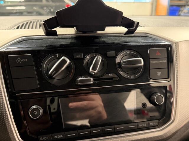 Volkswagen UP! 1.0 BMT high up! (Facelift) , Cruise control , Parkeersensor, Navi via APP, Lichtmetalen velgen, Telefoon integratie , Nieuwe APK , etc. Onderhoudshistorie vanaf 30.000 km hier volledig bekend en recent.
