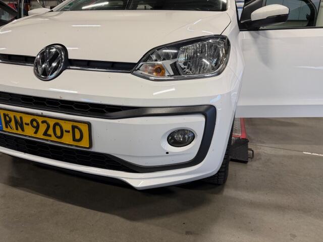 Volkswagen UP! 1.0 BMT high up! (Facelift) , Cruise control , Parkeersensor, Navi via APP, Lichtmetalen velgen, Telefoon integratie , Nieuwe APK , etc. Onderhoudshistorie vanaf 30.000 km hier volledig bekend en recent.