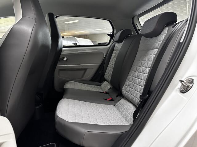 Volkswagen UP! 1.0 BMT up! beats/ TREKHAAK!/ 5-Drs/ Audio-Premium/ 15'' LMV/ Airco/ Maps+More/ Bluetooth/ LEDER. Stuur/ Half-Leder/ Extra getint glas/ Elek. pakket/ Isofix.